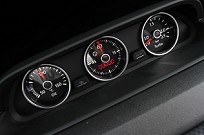 O carro tem cronômetro e indicadores de temperatura do motor e pressão do turbo