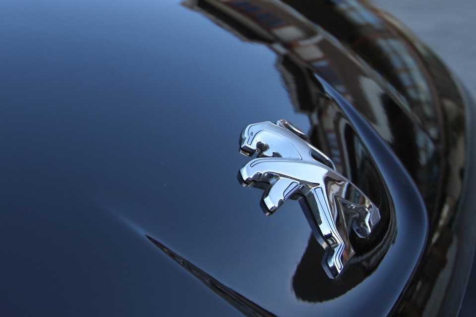 O 508 foi um dos primeiros carros a receber o novo logo da Peugeot