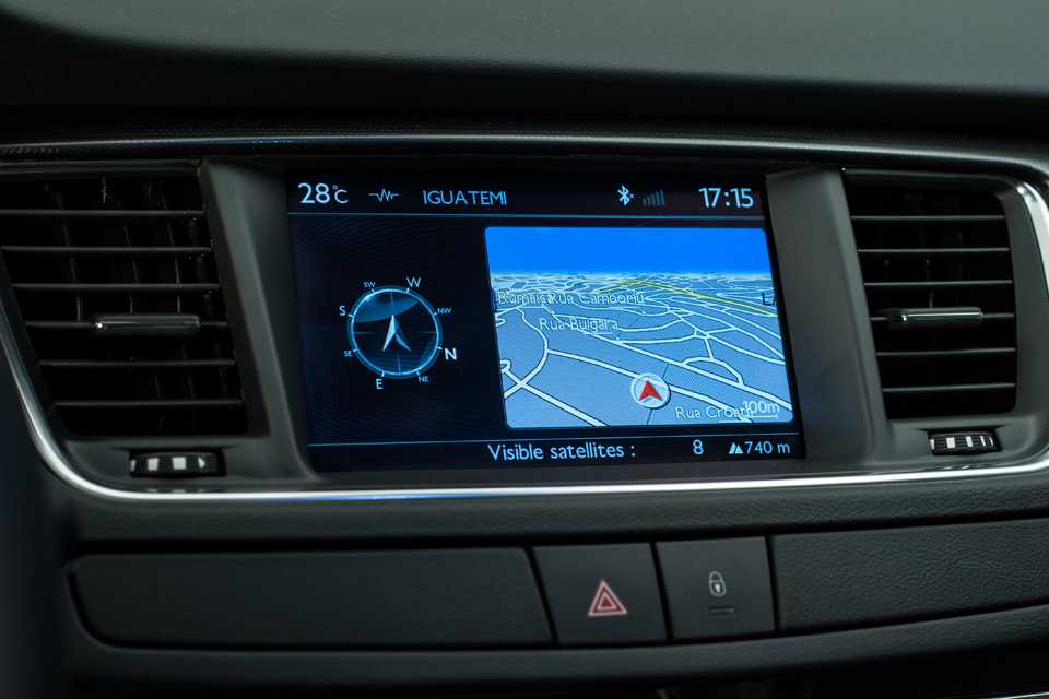 Sistema GPS está integrado ao painel do 508 e é operado pelo seletor entre os assentos