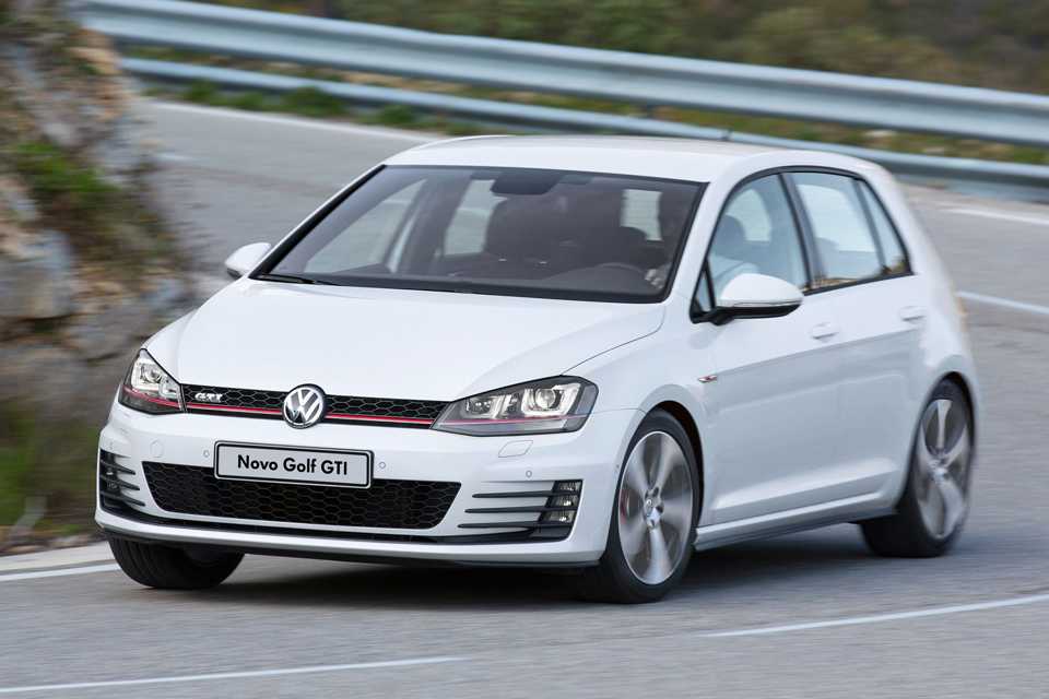 Segundo a VW, o Golf GTI atinge até 244 km/h