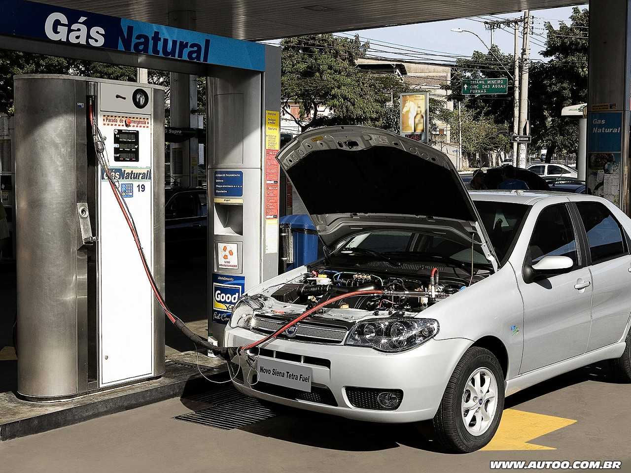 O Siena Tetrafuel de 2006 ?o primeiro carro do mundo que pode ser abastecido com quatro combustveis: gasolina, etanol, GNV e gasolina pura