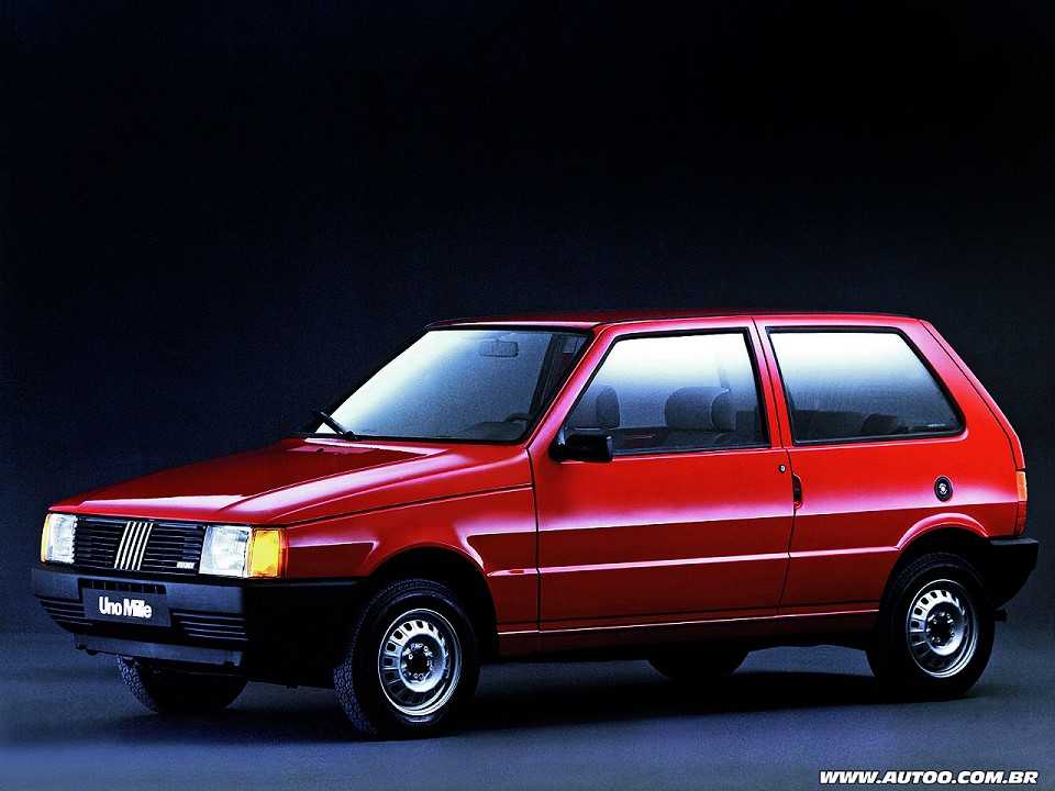 Primeiro carro popular com motor 1.0 nacional, o Fiat Uno Mille