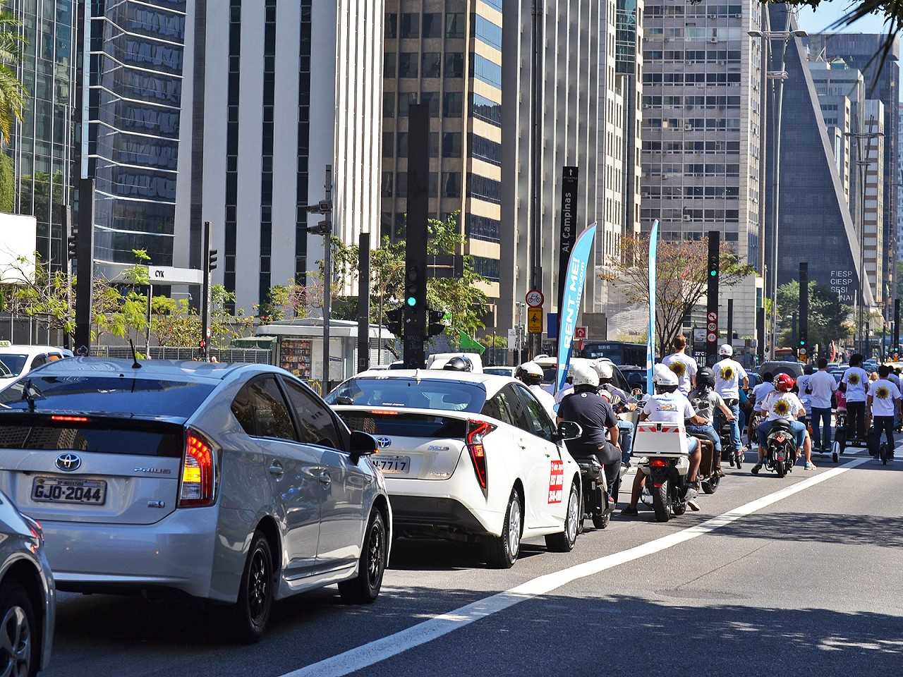 A carreata dos eltricos e hbridos atravessou a Paulista no dia 26