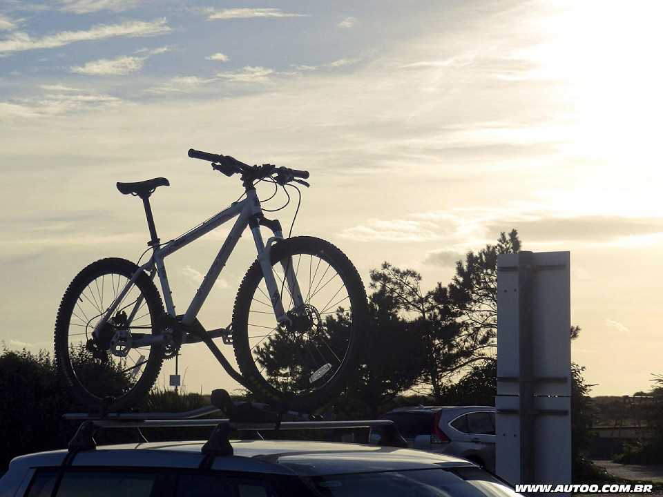 A vantagem do suporte de teto é não cobrir a placa do carro