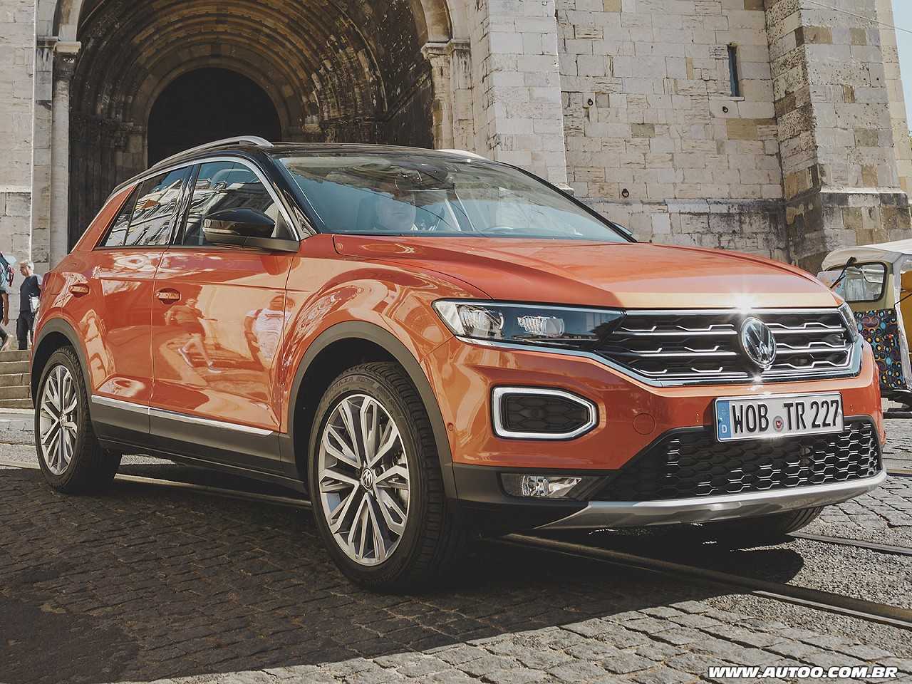 Acima o europeu Volkswagen T-Roc, modelo que dever?inspirar o futuro SUV argentino