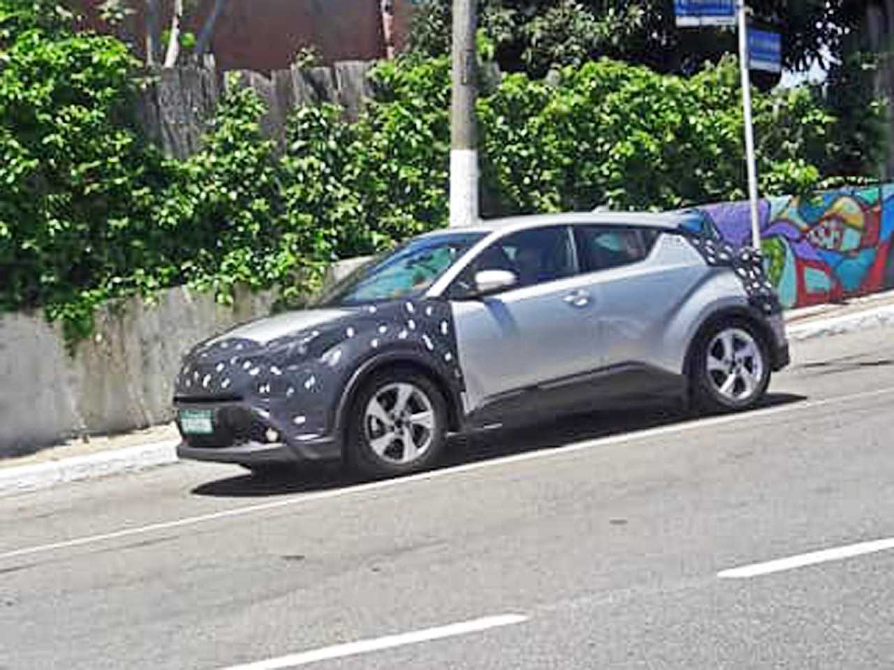 Toyota C-HR roda disfarado em So Paulo: plataforma de testes do indito SUV naciona