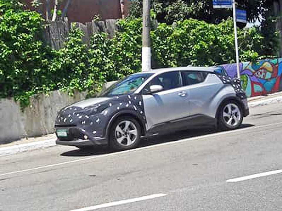 Toyota C-HR roda disfarçado em São Paulo: plataforma de testes do inédito SUV naciona