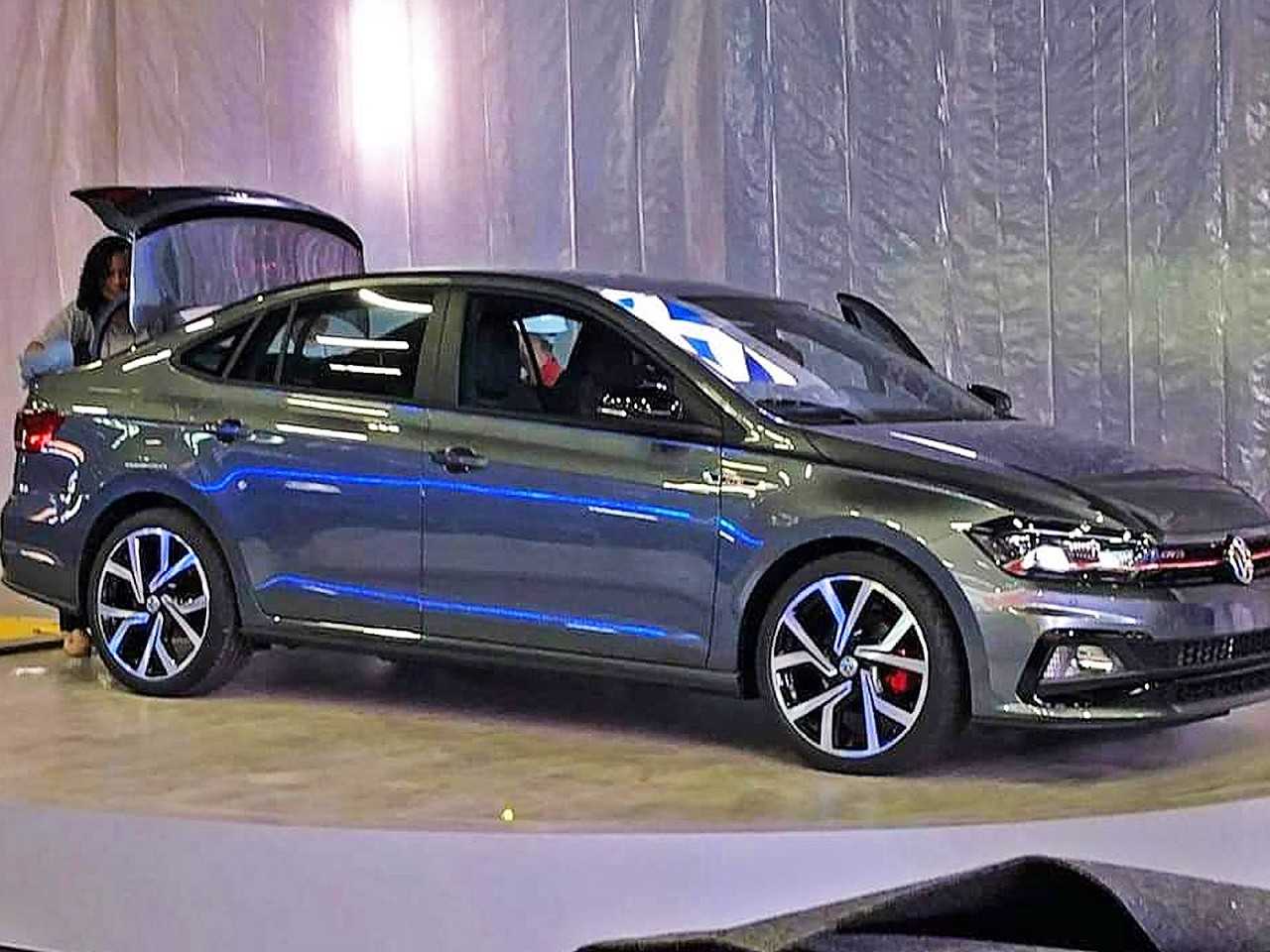 O Virtus GTS j?sem a cobertura dentro do estande da VW