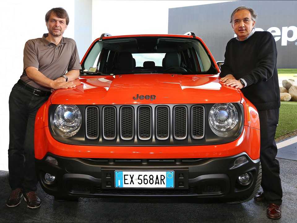 Michael Manley, que assumiu o posto de CEO no dia 21, ao lado Marchionne na apresentação do Jeep Renegade em 2014