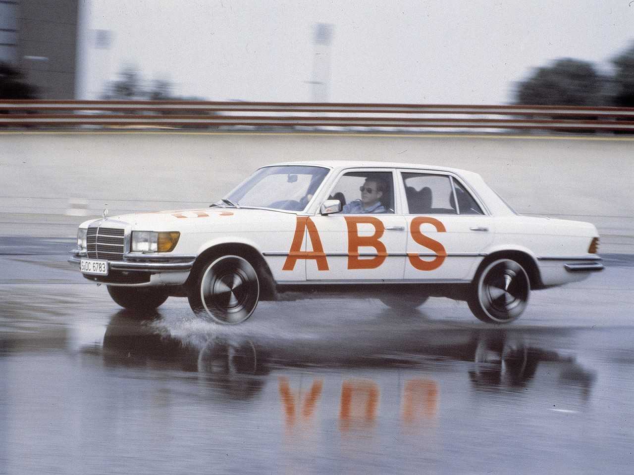 O Mercedes-Benz Classe S em 1978 realizando testes com o sistema de freios ABS