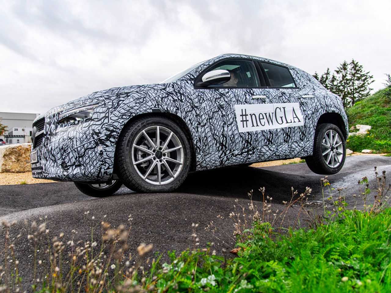 Nova gerao do Mercedes-Benz GLA ainda camuflada