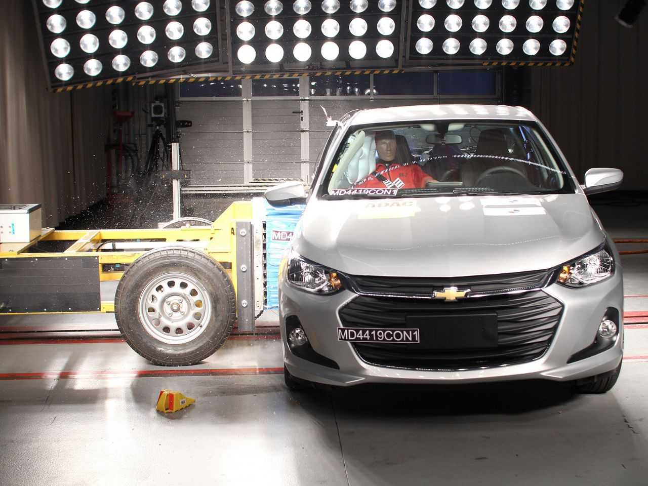 Acima o novo Chevrolet Onix durante avaliao do Latin NCAP