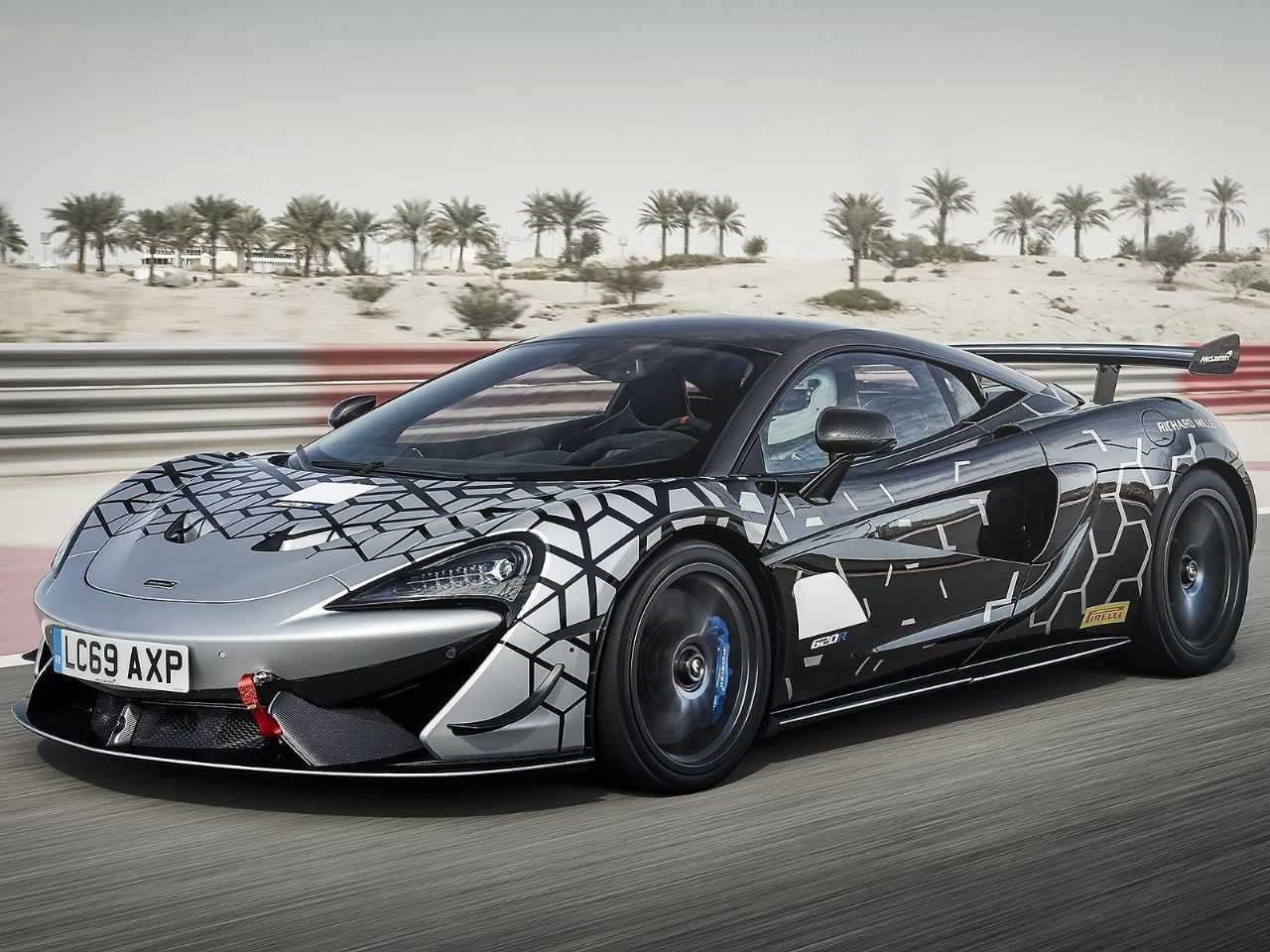 Acima o McLaren 620S preparado para competies