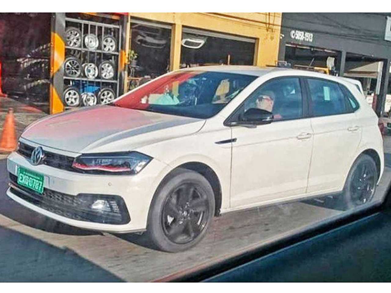 Volkswagen Polo GTS j?anda sem disfarces nas ruas