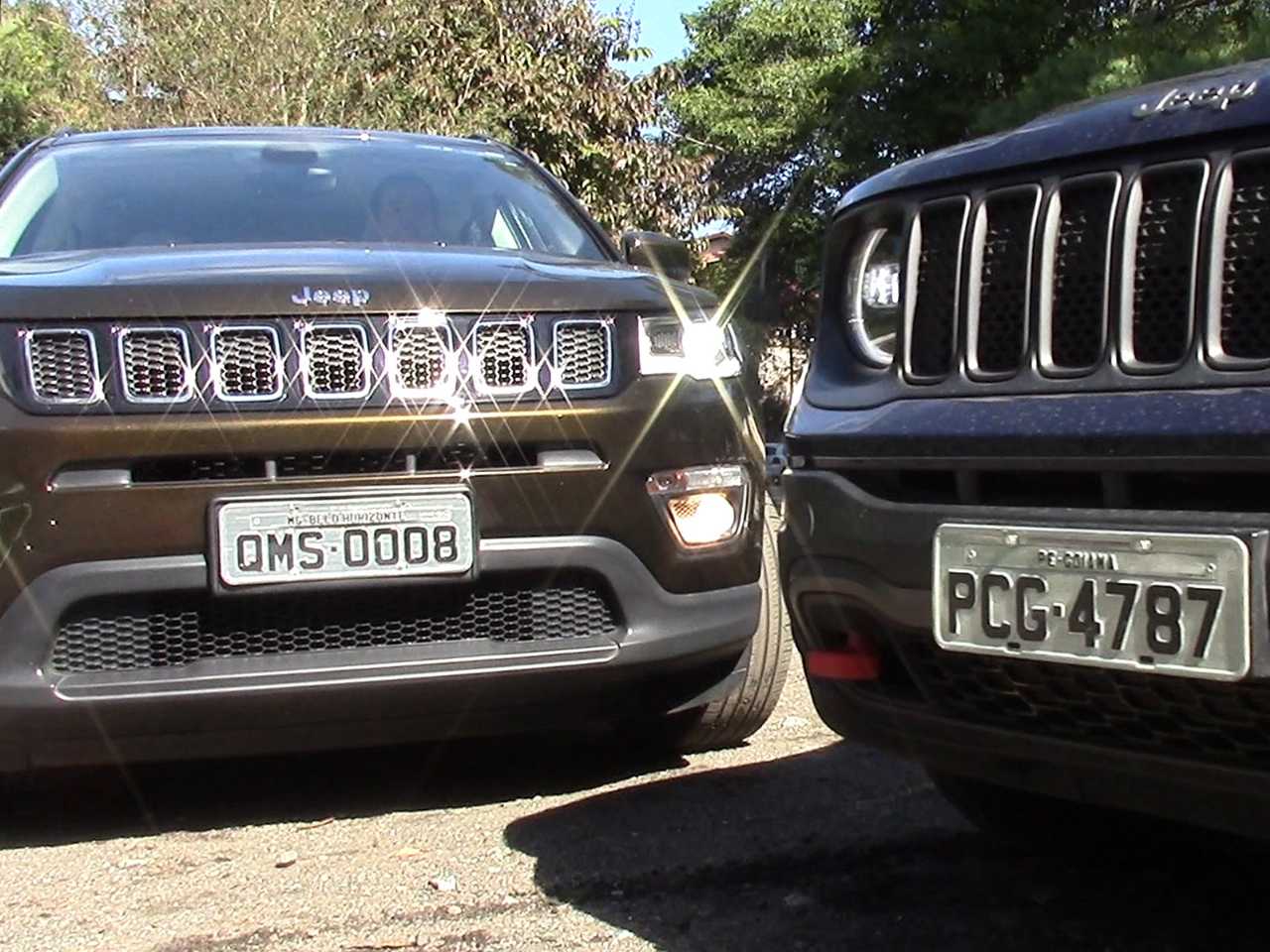 Acima os modelos nacionais da Jeep em um duelo familiar