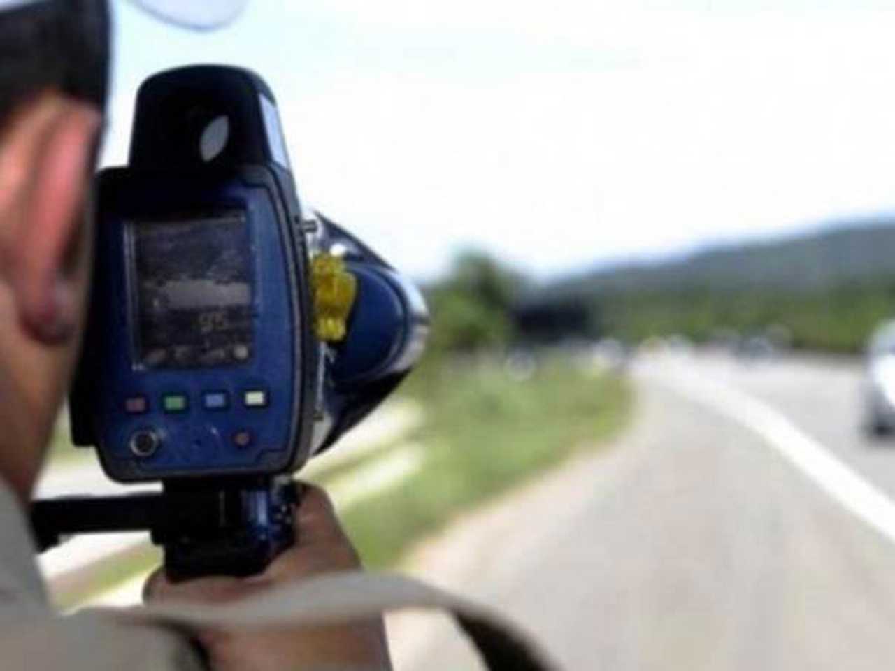 Fiscalizao de velocidade na estrada com radar porttil