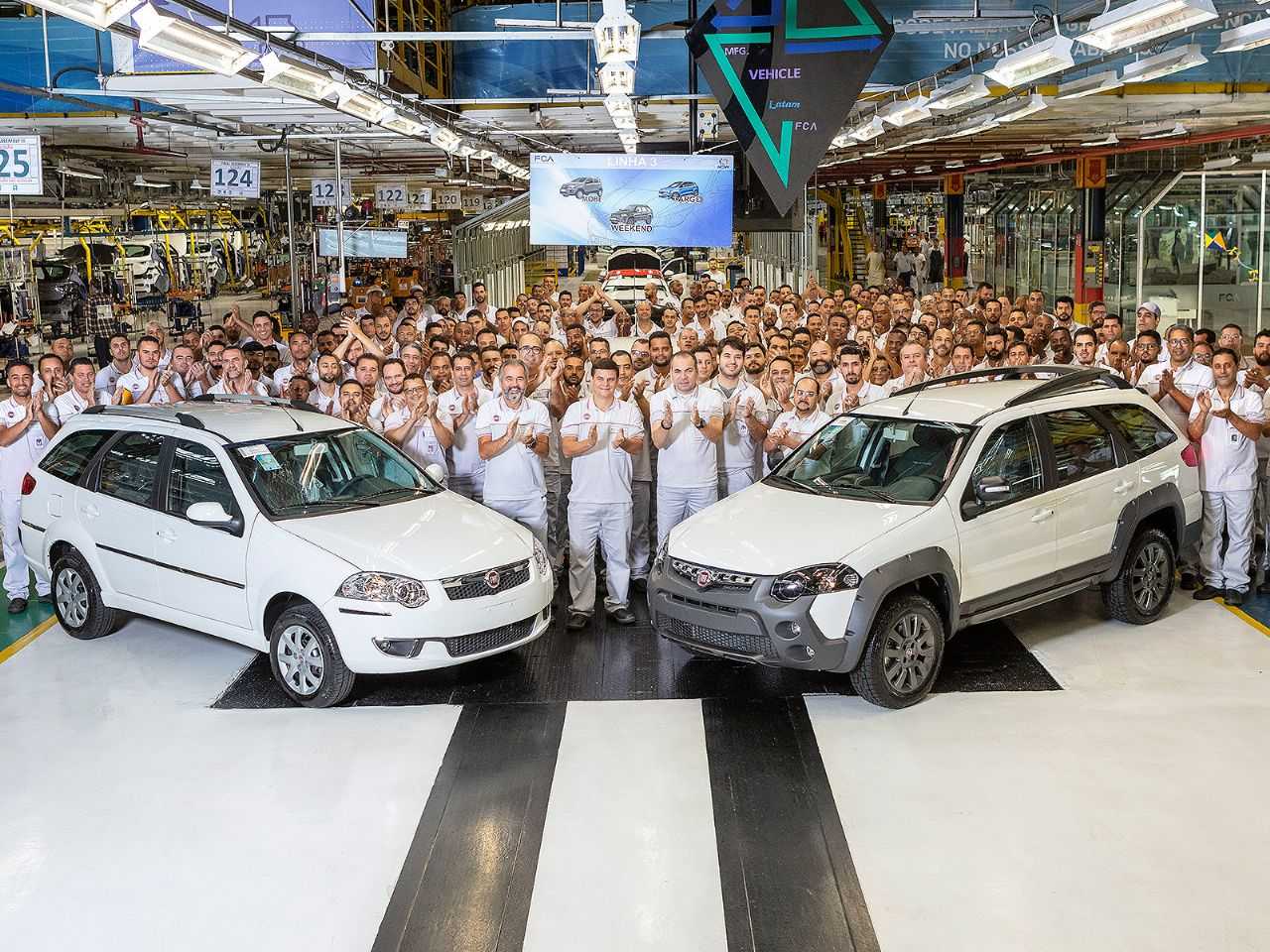 ltimas unidades da Fiat Weekend saindo da linha de produo em Betim (MG)