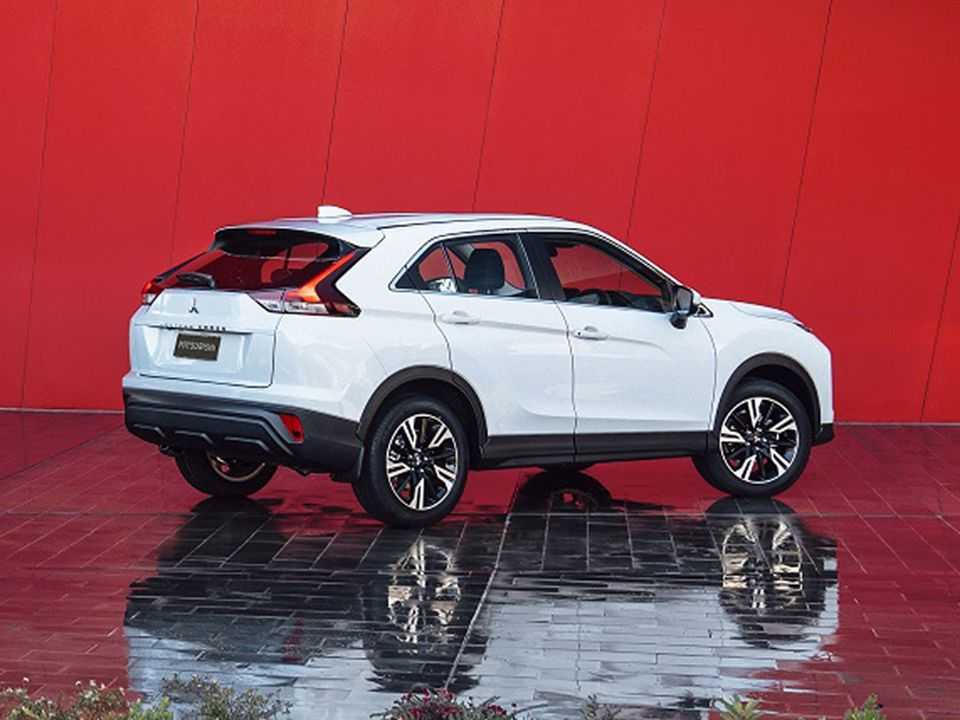 Traseira ganha linhas mais convencionais no Eclipse Cross