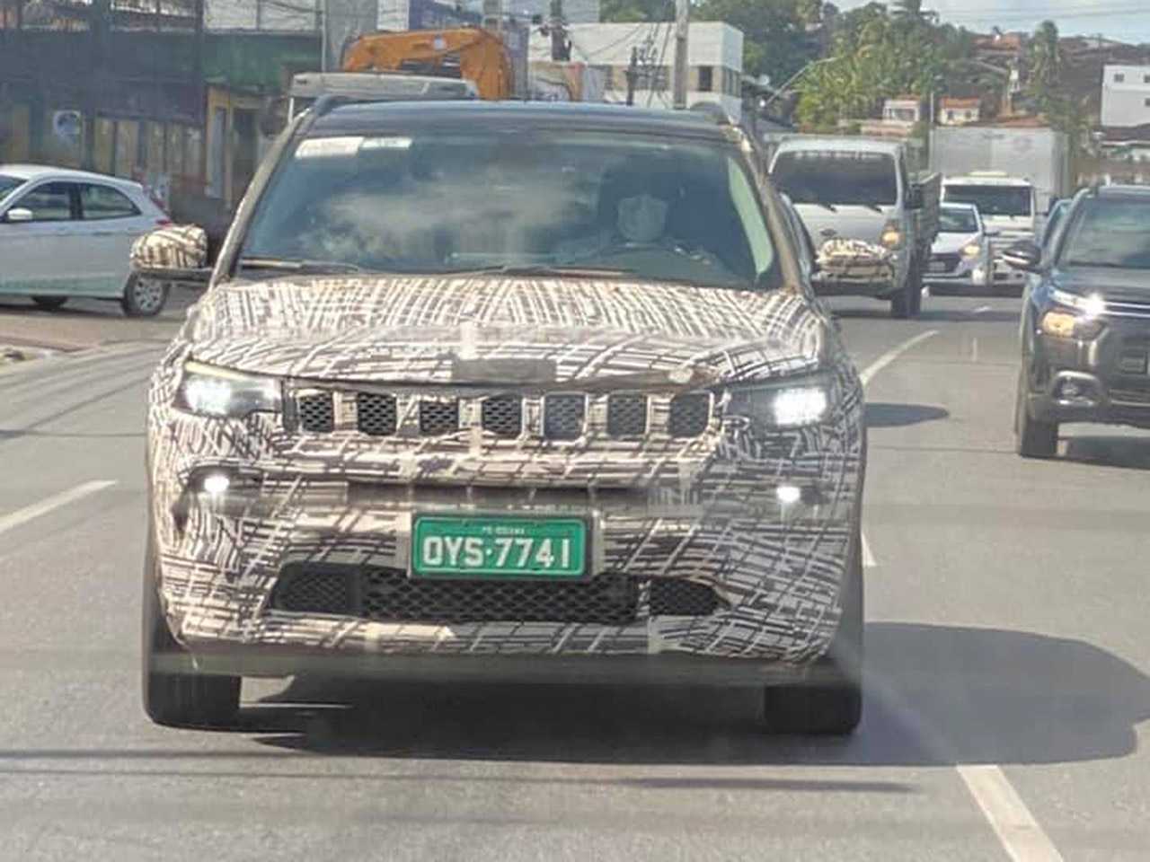 Flagra do Jeep Compass 2022 nas cercanias da fbrica pernambucana da marca