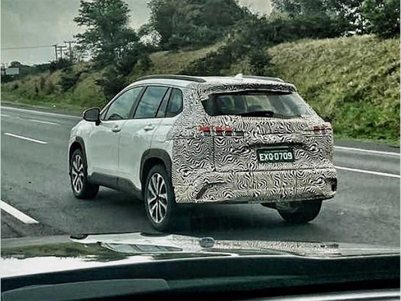 Flagra do Toyota Corolla Cross em teste no Brasil