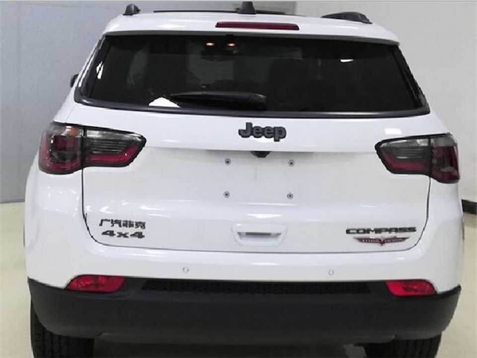 Flagra realizado na China antecipando o facelift do Jeep Compass