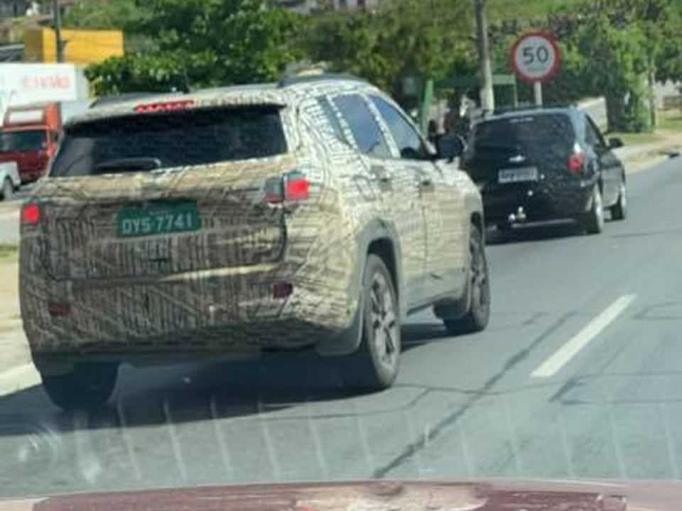 Flagra do Jeep Compass 2022 nas cercanias da fábrica pernambucana da marca