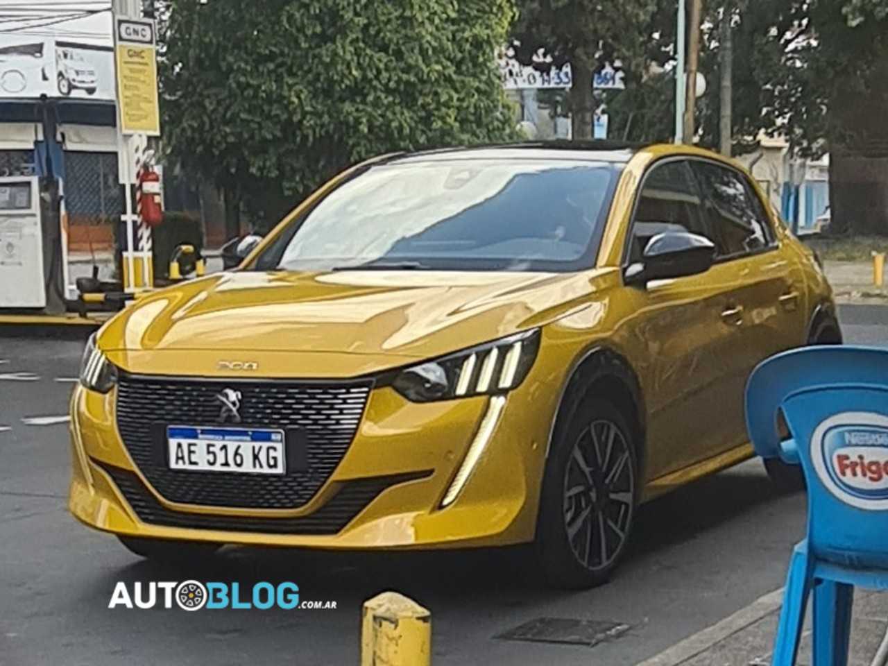 Peugeot 208 GT-Line flagrado na Argentina