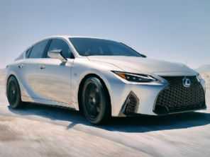 Ainda dvida para o Brasil, Lexus IS 2021 estreia com visual repaginado