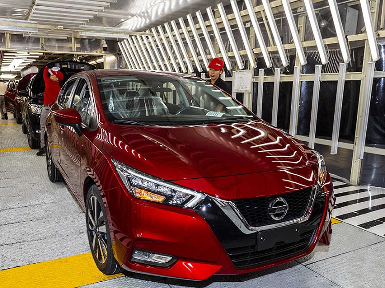 Linha de produo da Nissan no Mxico: unidades do novo Versa a caminho do Brasil