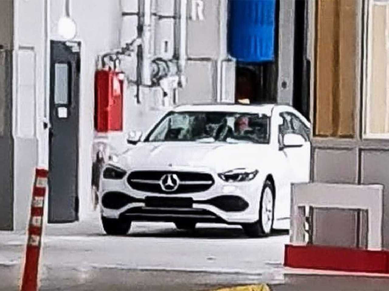 Flagra da nova gerao do Mercedes-Benz Classe C em teste na Europa