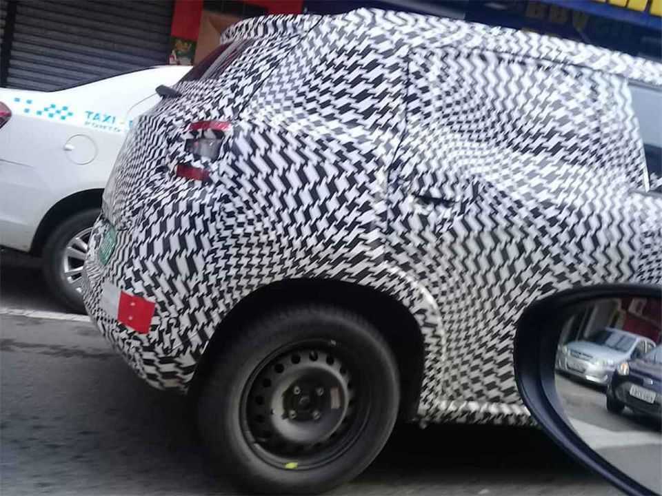 Flagra da nova família de compactos da Citroën em teste no Brasil