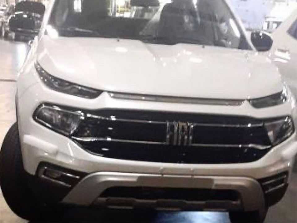 Flagra da nova Fiat Toro 2022 antecipando a dianteira reformulada da picape