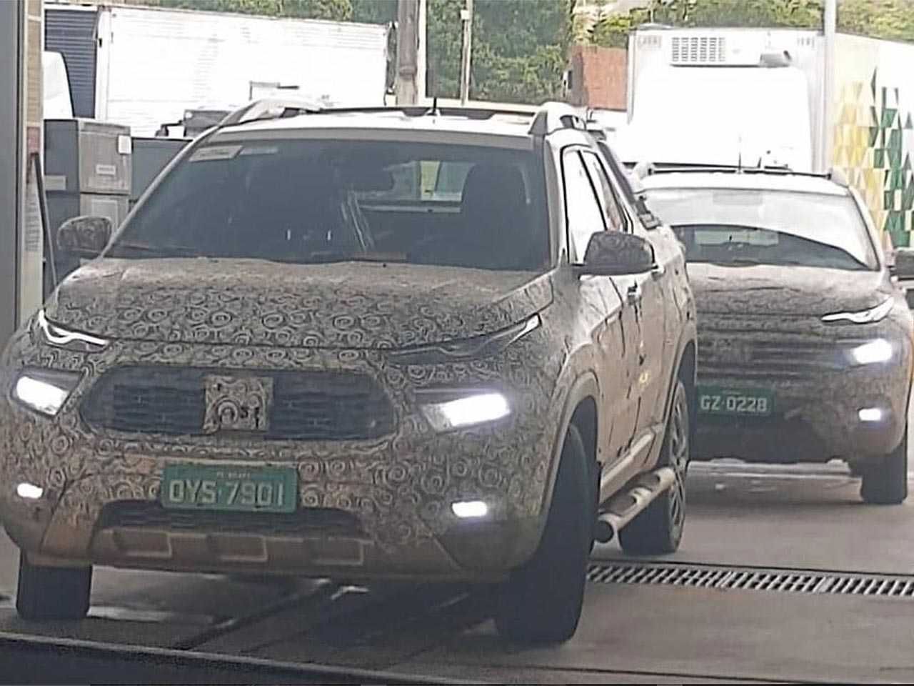 Flagra da nova Toro 2022 em testes revelando a presena de duas opes de grades frontais