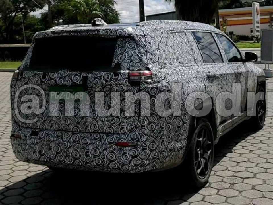 Flagra do inédito SUV 7 lugares da Jeep que será produzido no Brasil