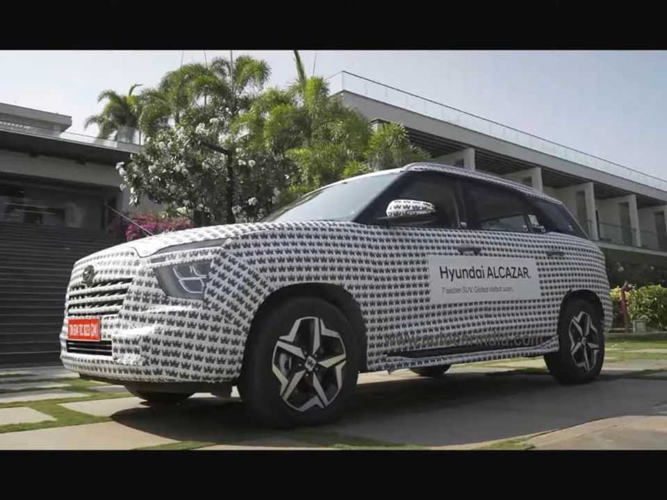 Unidade do Hyundai Alcazar flagrada com leve camuflagem na Índia