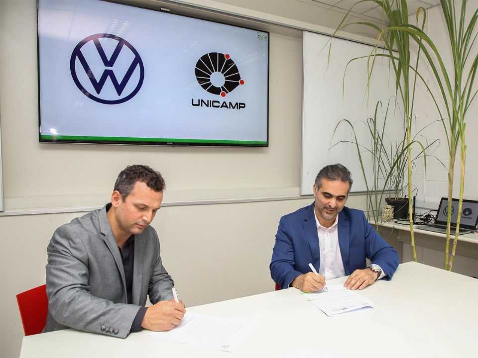 Pablo Di Si, presidente e CEO da Volkswagen América Latina (dir.), e Hudson Zanin, professor docente da Unicamp