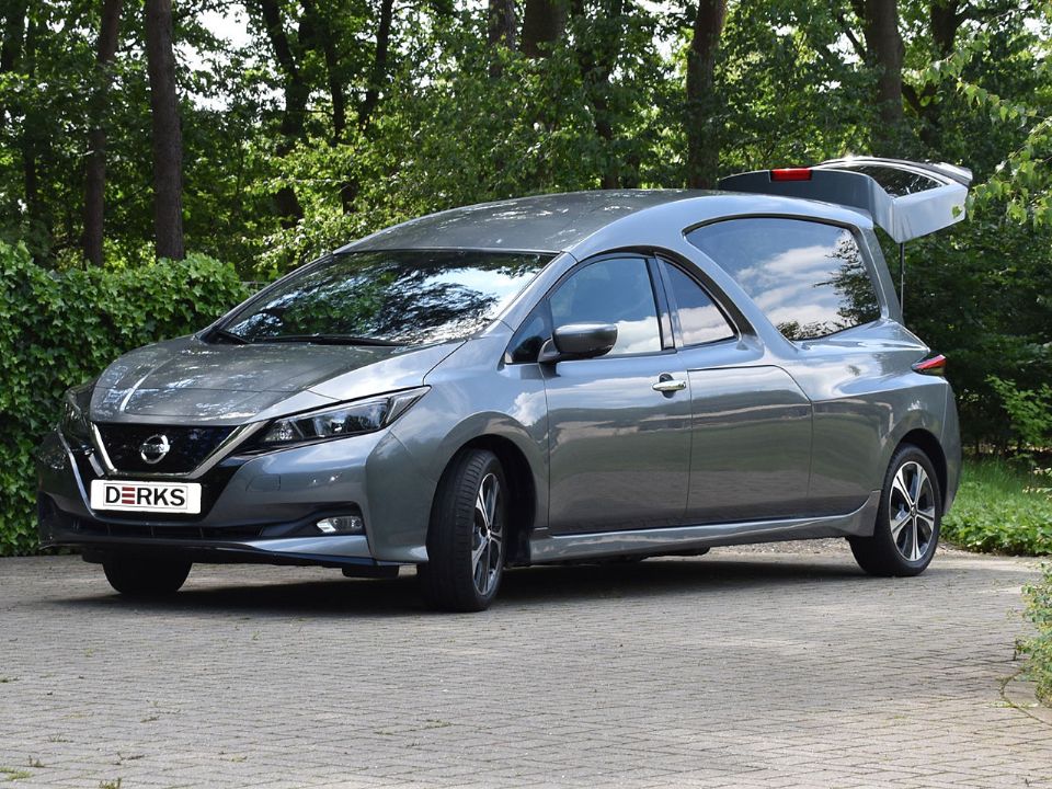 Em 2020, a Derks converteu um Nissan Leaf para carro funerário