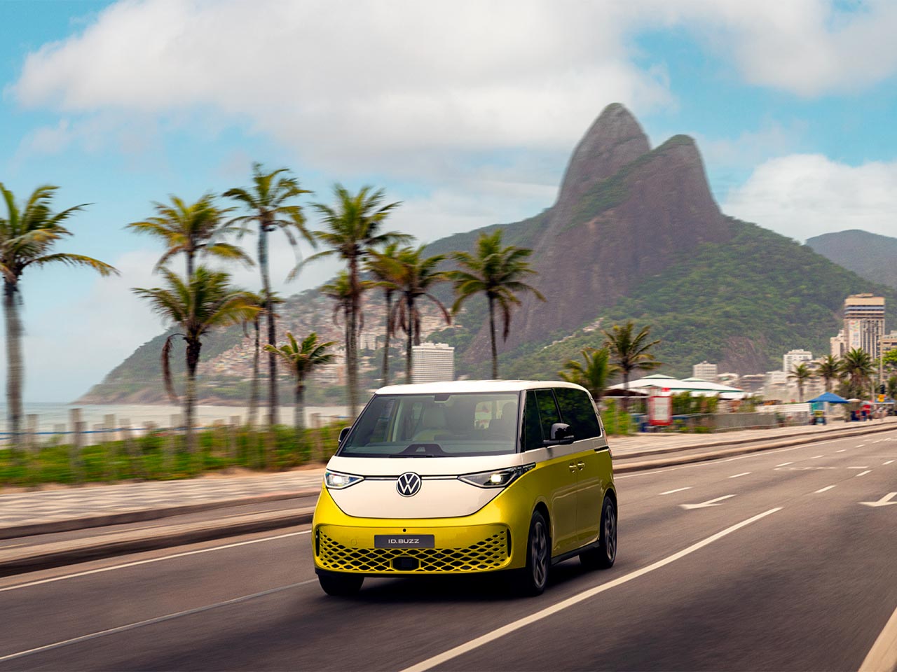 Nova Kombi eltrica circulando pela cidade do Rio de Janeiro