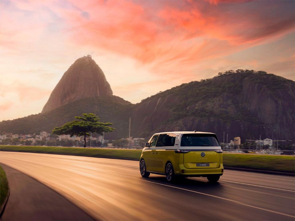 Nova Kombi elétrica circulando pela cidade do Rio de Janeiro