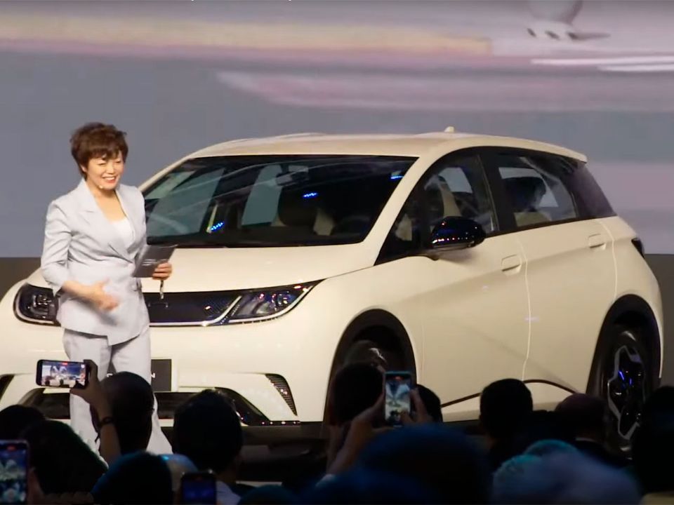 A CEO da BYD para as Américas, Stela Li, durante a cerimônia de lançamento da pedra fundamental em Camaçari (BA)