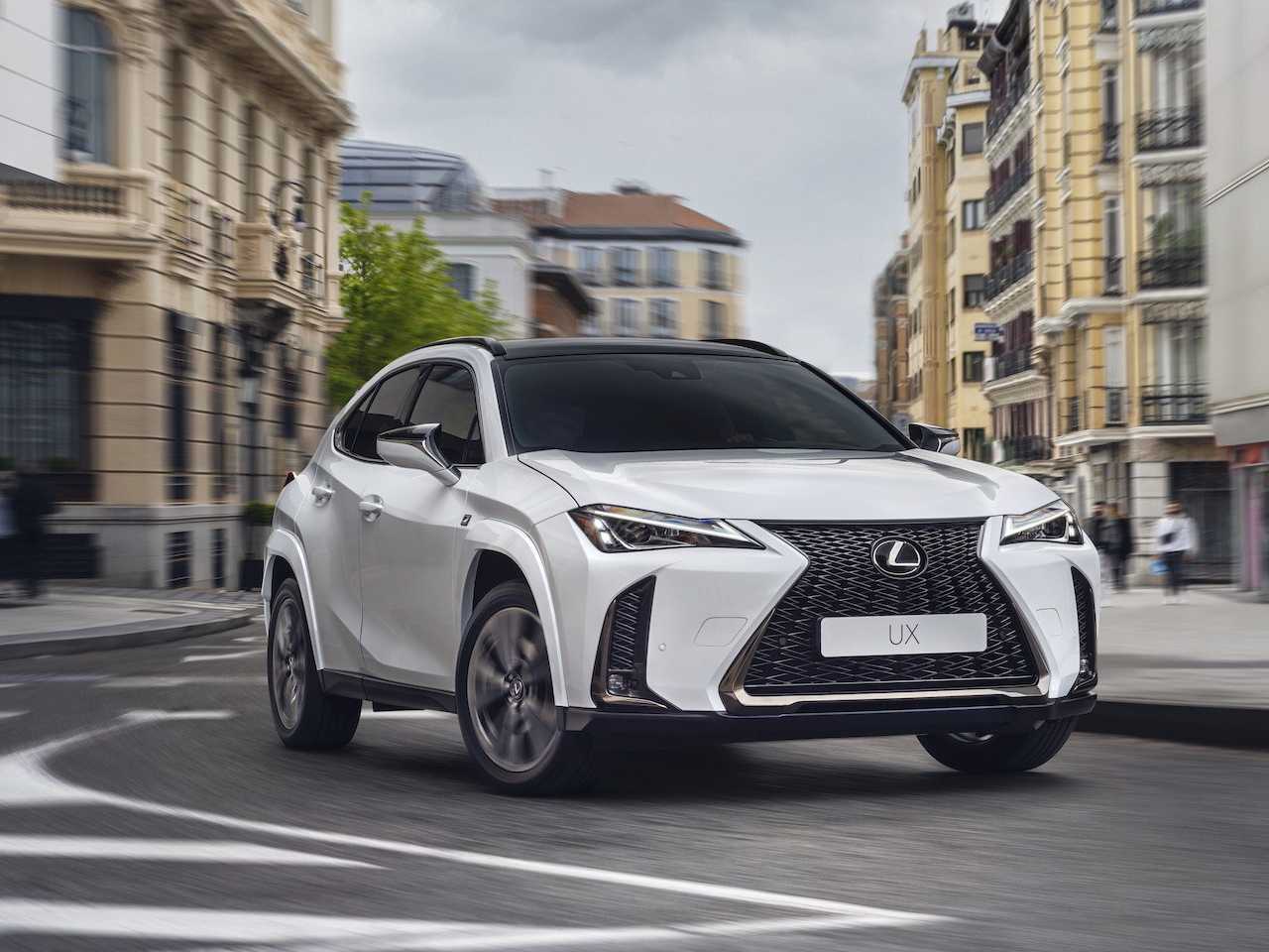 Lexus UX da linha 2025 com o novo sistema híbrido  da marca japonesa, mais eficiente que o anterior