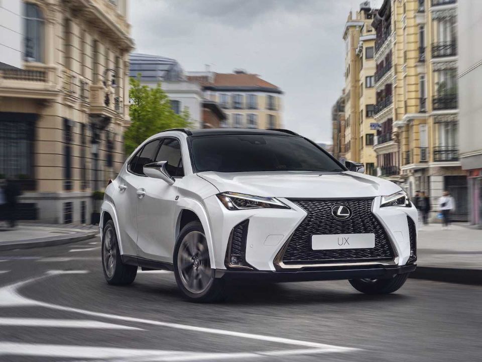 Lexus UX da linha 2025 com o novo sistema híbrido  da marca japonesa, mais eficiente que o anterior