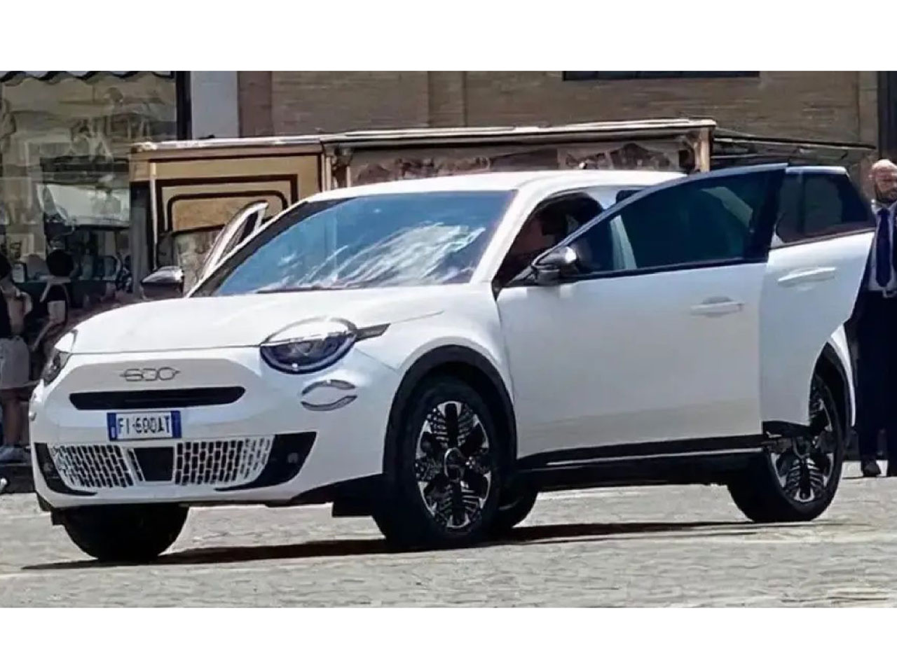 O indito crossover Fiat 600: "plpebras" nos farois