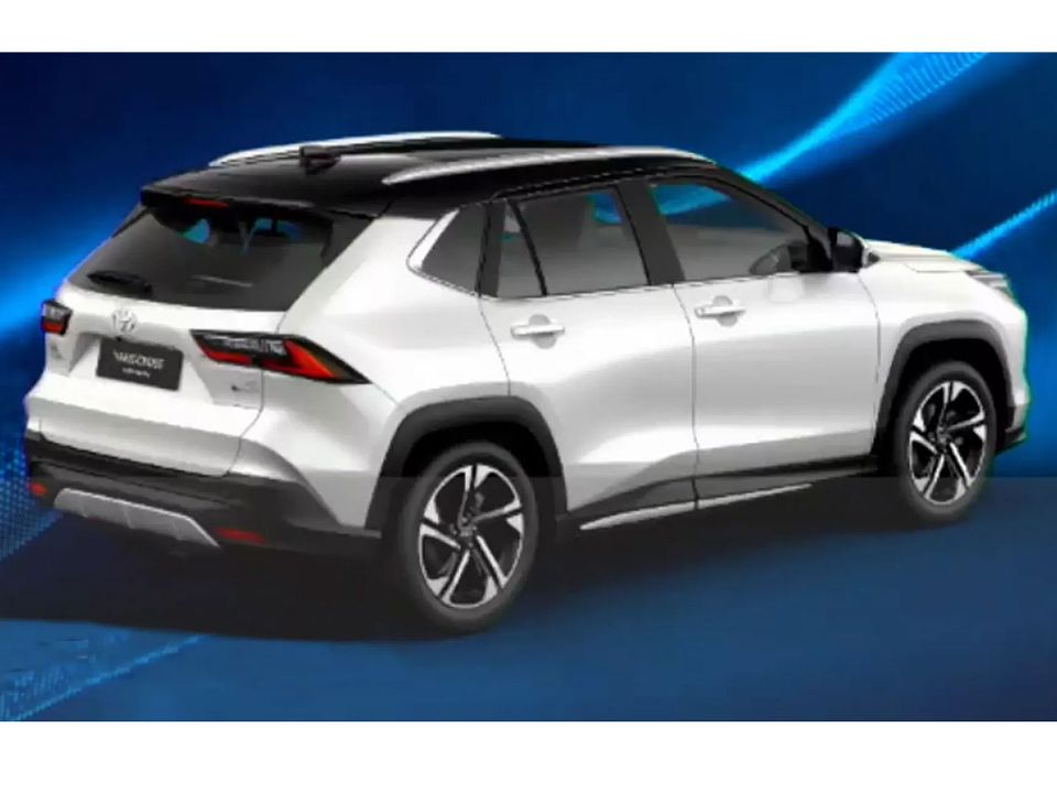 A traseira lembra o RAV4