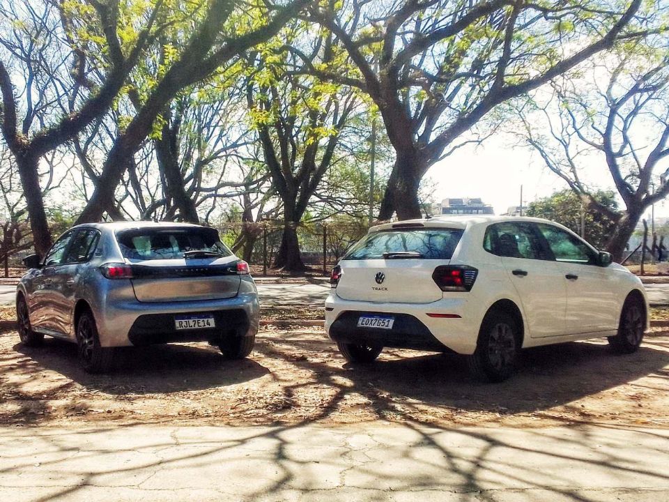 VW Polo Track vem com lanternas escurecidas, mas o Peugeot  acaba sendo mais caprichado quando o assunto é visual