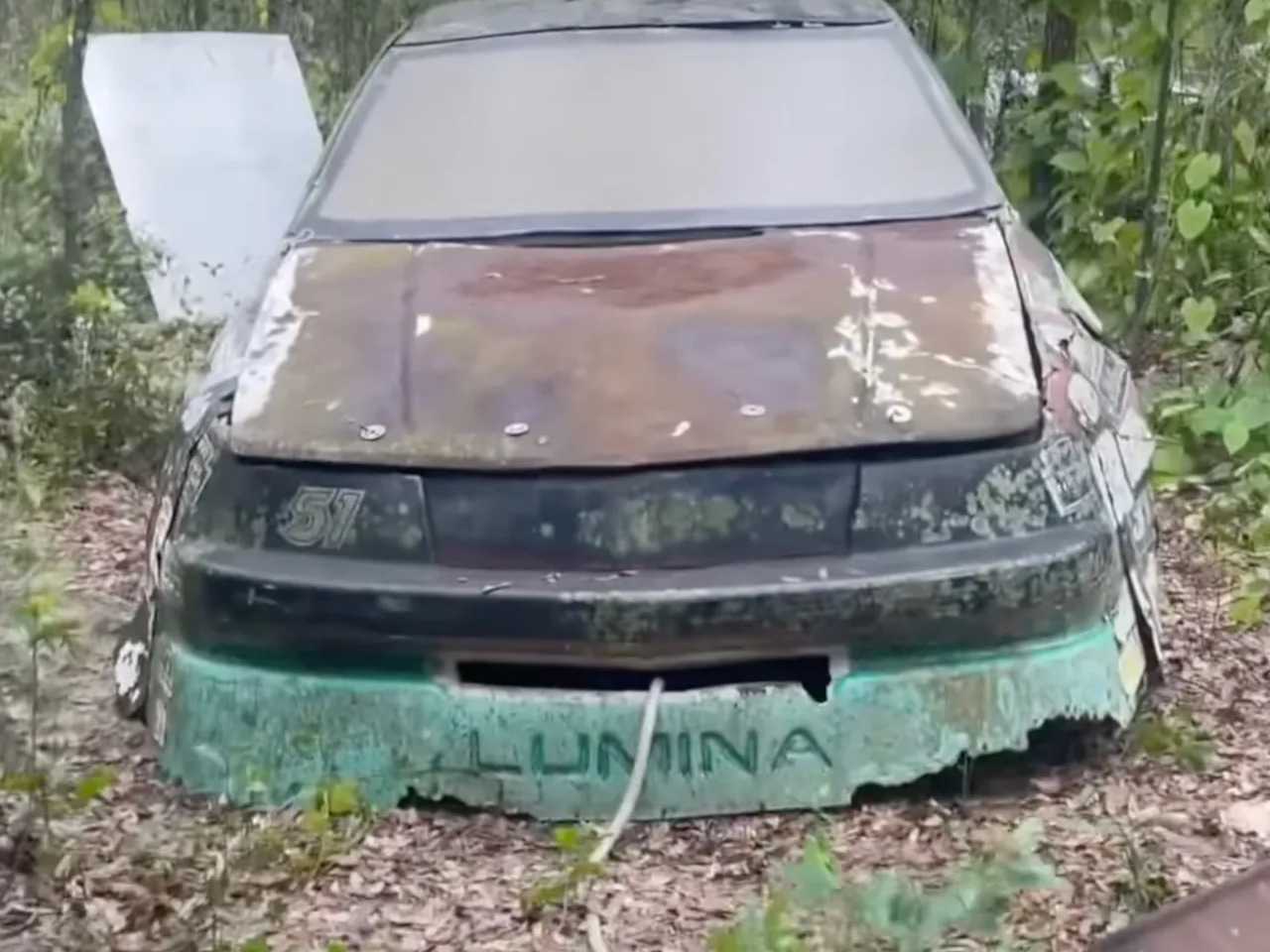 Carro da NASCAR que participou do filme  "Dias de Trovo" com Tom Cruise foi abandonado em floresta