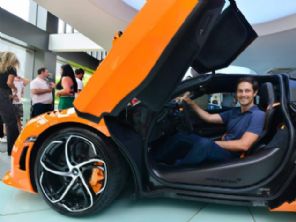 McLaren mostra supercarro de R$ 4 milhes com a presena de Bruno Senna