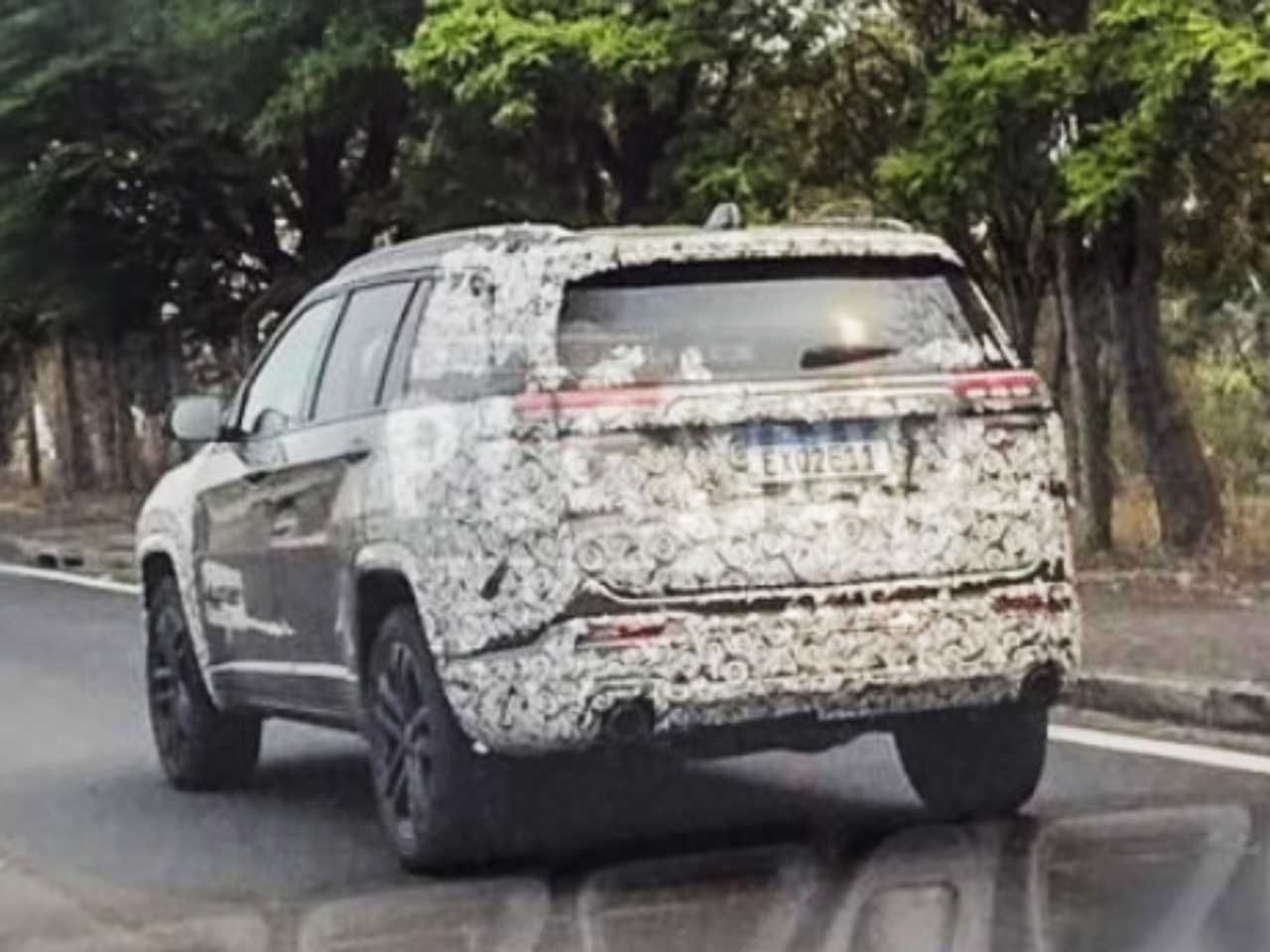 Jeep Commander ?visto camuflado com novo motor 2.2 turbodiesel que ser?oferecido at?o fim do ano