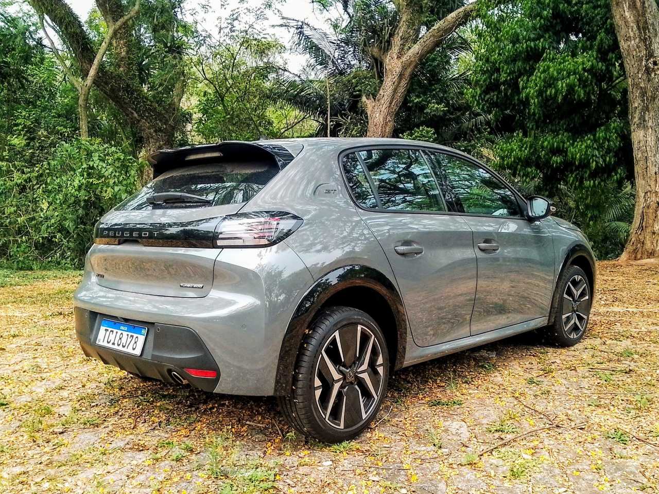 Peugeot 208 GT da linha 2025 vem com peças pintadas de preto brilhante entre os itens de série