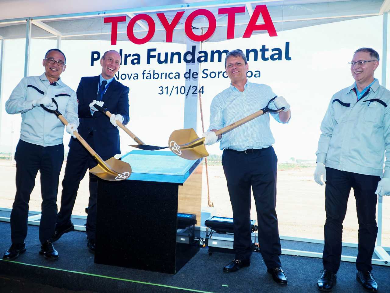 Executivos da Toyota e do governo de São Paulo durante evento em Sorocaba (SP)